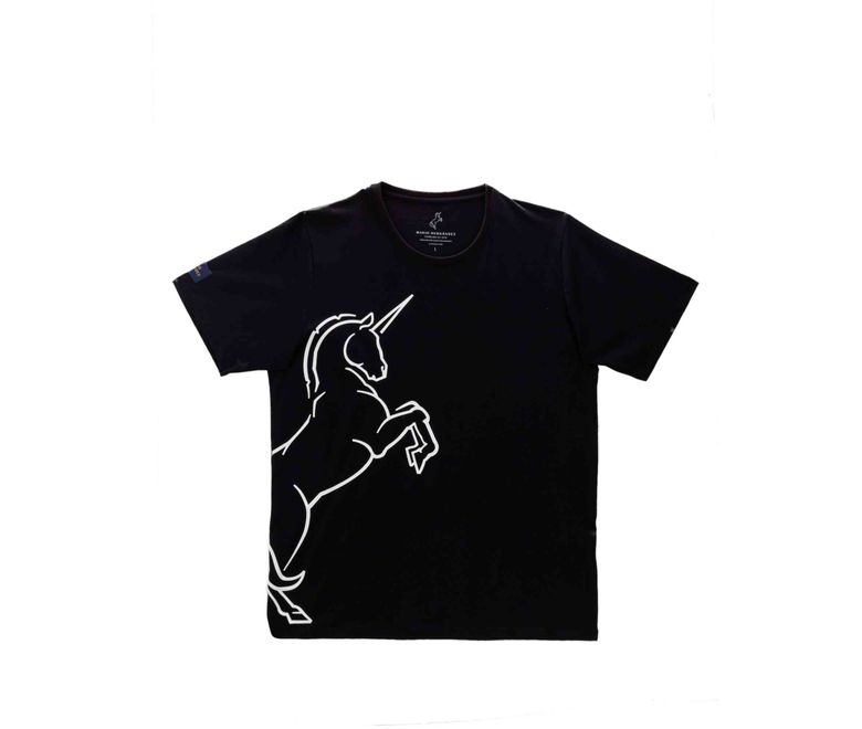 camiseta-unicornio-negro-tierra-arriba_1